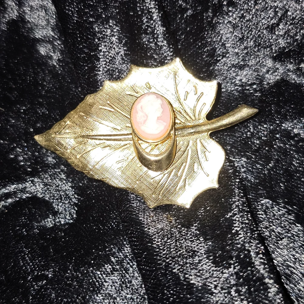 Gold Leaf Cameo Brooch - Picture 5 of 9
